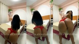 De lingerie e toda fogosa a putinha Maria Alcantara mostra a raba empinando a bunda de quatro