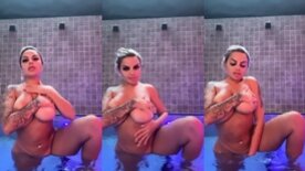 Loira Peituda Tamara Blanda tocando na buceta com tesão na banheira