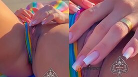 Juliette Hotwife pelada masturbando a buceta greluda na praia