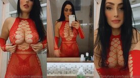 Francine Piaia ex BBB peituda se exibindo no espelho