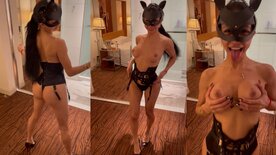 Mascarada Veronica Rodriguez provoca com seios redondos de fora