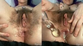 Com a buceta peluda e o cuzinho arrombado a cachorra Tinytoni mete com vontade o consolo no cu