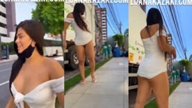 Luana Kazaki deliciosa fazendo a alegria dos garis se mostrando peladinha