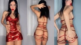 Itamara Flores levantando o vestido e mostrando o corpinho sem calcinha