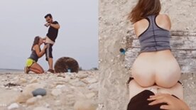 Na beira da praia a novinha Mrsmidwestjess paga um boquete babadinho e libera a buceta para o dotado