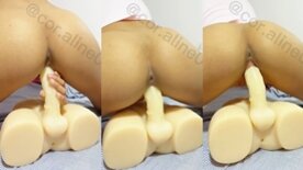 Moreninha da bucetinha apertada Coralineros sentando no boneco sexual da rola grande