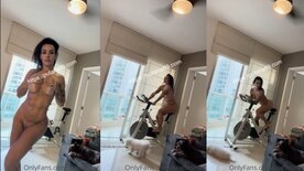 Sue Lasmar andando de bicicleta ergométrica peladinha e gostosa