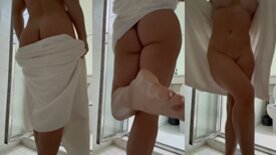 A novinha coxuda Mandysacs só de toalha empinando o bumbum e mostrando a polpa do rabo