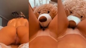 Loira cavala Vanessinha Vailatti esfregando a bucetinha na cara do ursinho safado