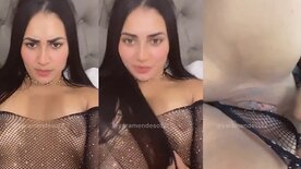 Brasileira Yara Mendes exibindo a buceta carnuda com cara de puta