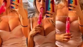 Putinha Vanessa Vailatti chupa o consolo e depois soca na bucetinha