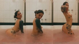 Perfeita Svetlanna sensualizando peladinha dentro da banheira