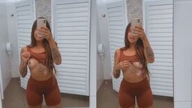 Rissa mostrando os peitos naturais no banheiro da academia