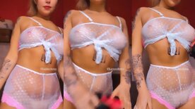 Ousada Karine Clerice provocando com lingerie transparente molhada
