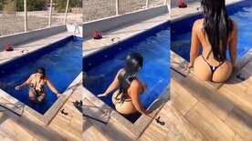Gostosa Alejandra Quiroz banho de piscina com biquini atolado no rabo