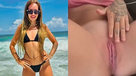 Mc Marangoni safadinha pelada tocando siririca na bucetinha lisinha