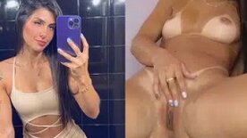 Bianca Grey pelada masturbando a xoxota melada em putaria
