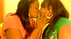 Duas lesbicas negras se beijando