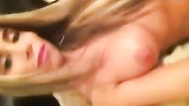 Loirona peituda pelada se mostrando de frente webcam