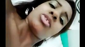 Mulata mostrando cuzinho e tocando siririca