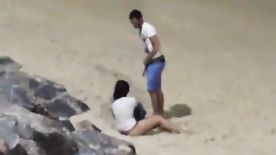 Flagrante de sexo amador com casal fodendo na praia