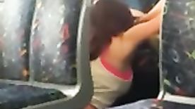 Caiu na net flagras das lésbicas realizando fetiche sexual no ônibus