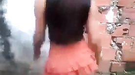 Novinha Semi Nua Dançando sensualmente pra câmera na favela