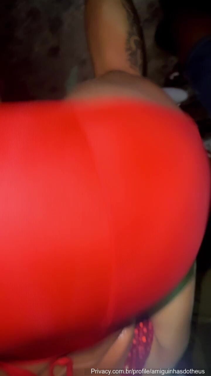 Gostosa pagando calcinha