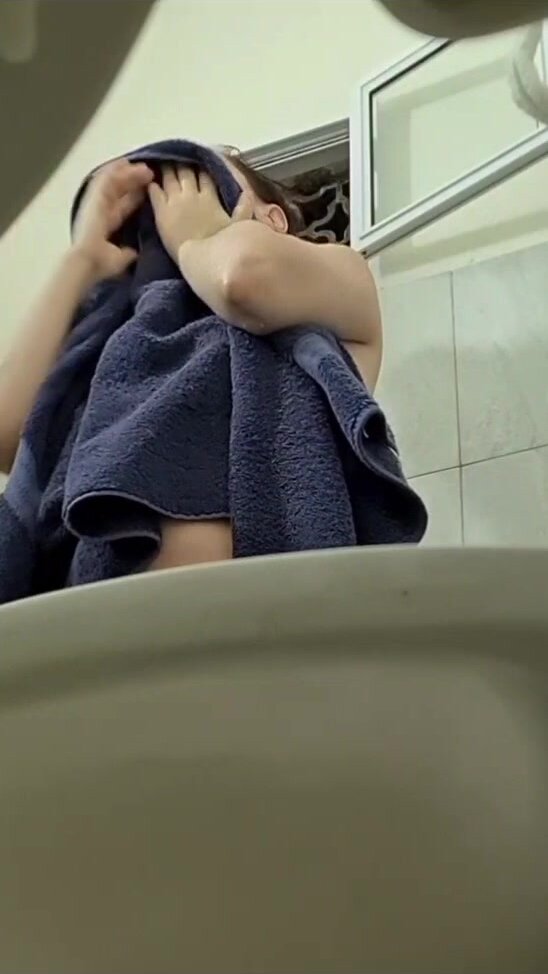 Sobrinho Filmou A Tia Pelada Tomando Banho E Mandou Para Os Amigos 