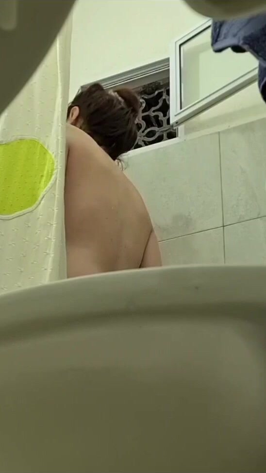 Sobrinho Filmou A Tia Pelada Tomando Banho E Mandou Para Os Amigos