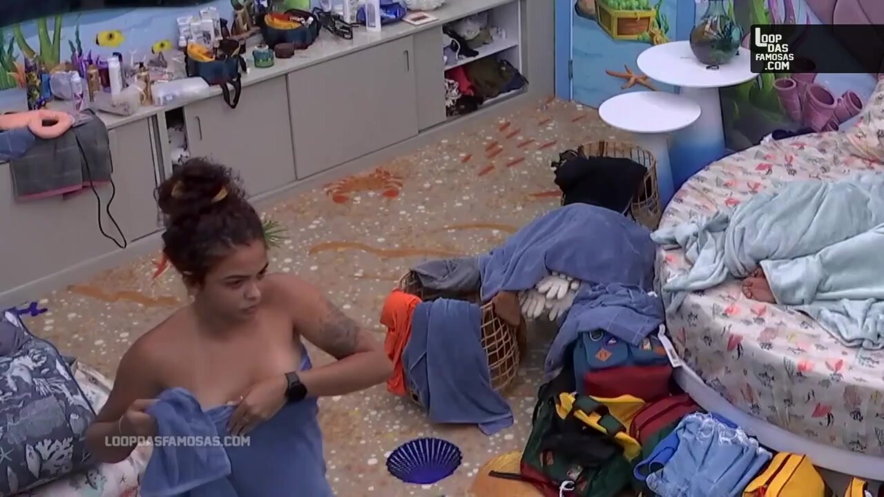 La partecipante Paula BBB23 che paga le tette in diretta al Grande Fratello...