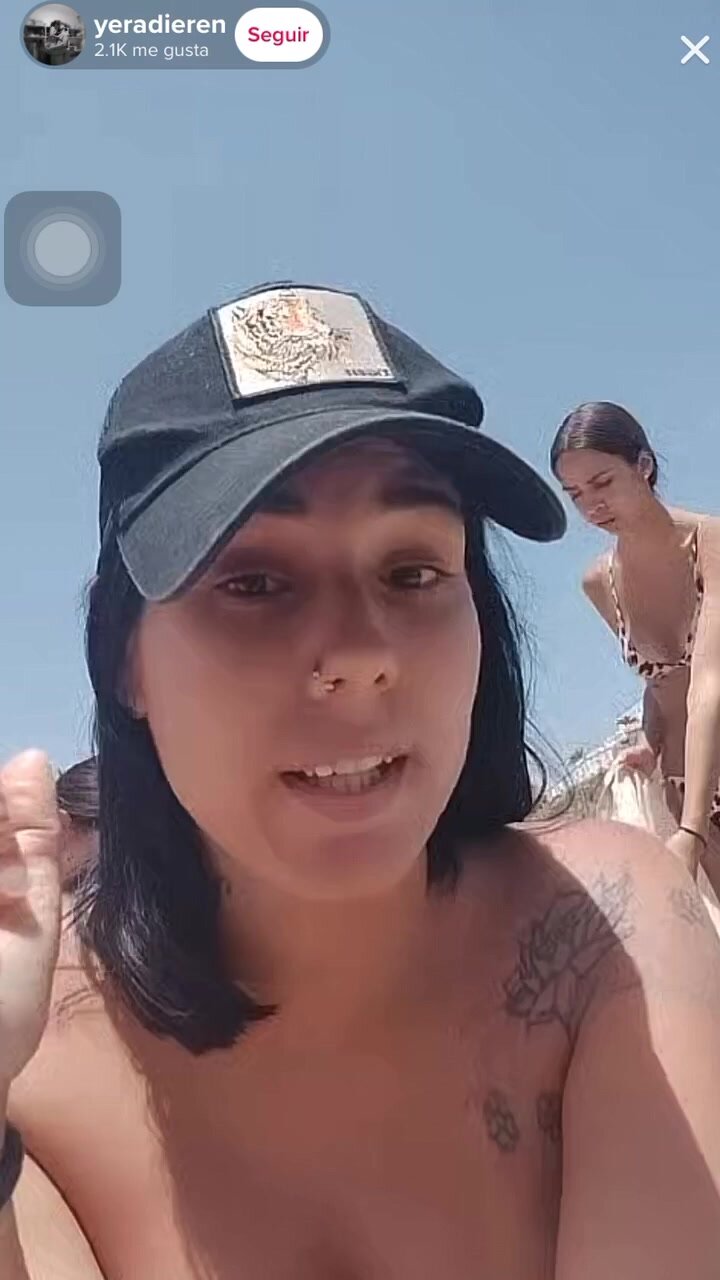 Une Femme Passe Un Appel Vidéo Et Laisse Apparaître Une Amie Nue Sur La  Plage - Cnn Amador