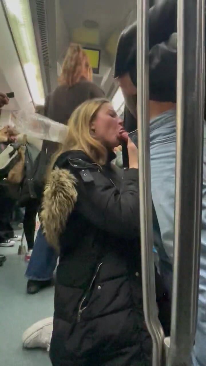 Flagrant amateur blonde paying blowjob inside the subway